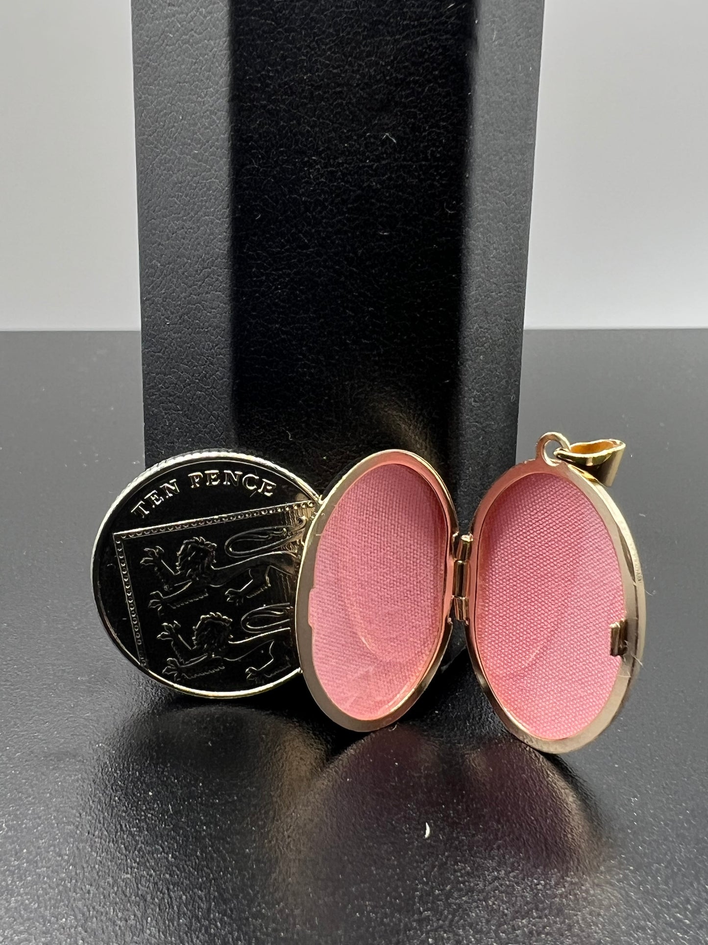 Genuine 9ct Yellow Gold Medium Size Oval Plain Picture Locket / Pendant - Boxed