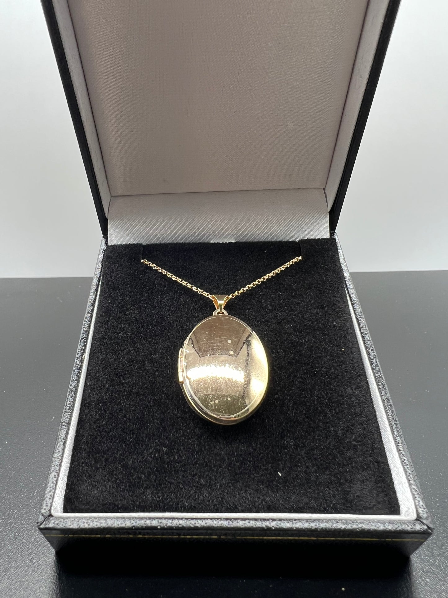 Genuine 9ct Yellow Gold Medium Size Oval Plain Picture Locket / Pendant - Boxed