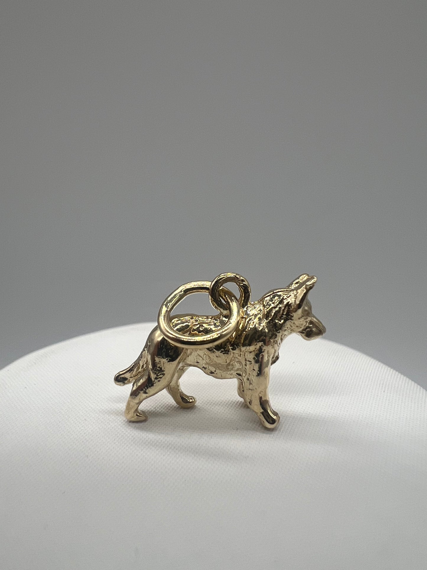9ct Yellow SOLID Gold Alsatian Dog / German Shepherd Pendant - Full UK Hallmark