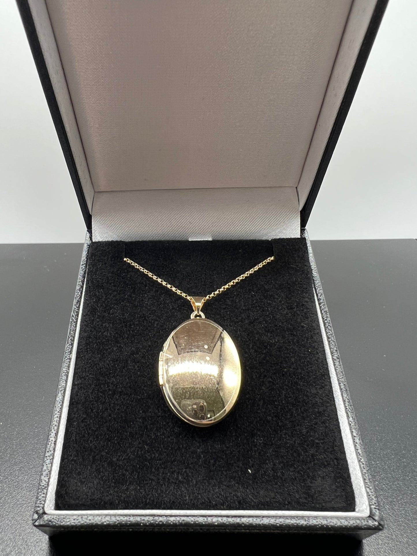 Genuine 9ct Yellow Gold Medium Size Oval Plain Picture Locket / Pendant - Boxed